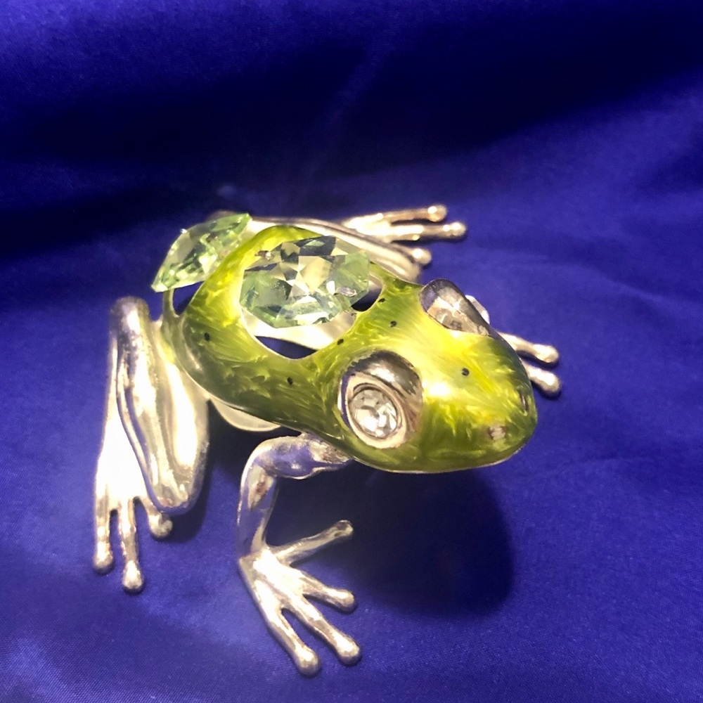 Decorative frog figurine